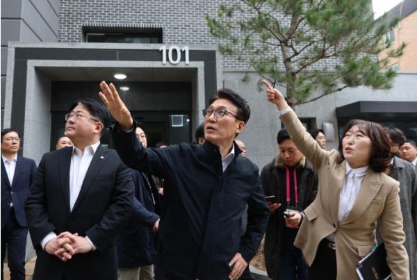 김민석 국무총리, 두 번째 ‘젊은 한국 투어’ 청년 공공임대주택 현장 방문