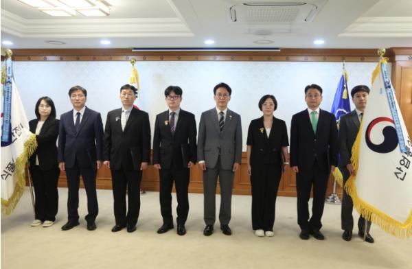  김민석 국무총리, 국민주권정부 주요 정책성과 창출에 기여한 공직자·기관 직접 포상하며 격려 기사 이미지