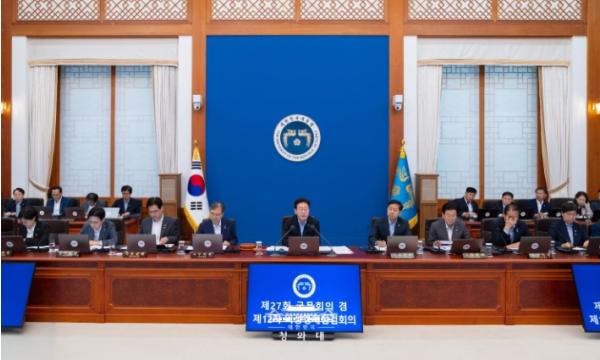이재명  대통령 '반도체에 버금가는 K-산업의 새로운 엔진 육성해야'
