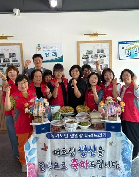 사천시 벌용동 지역사회보장협의체, 다가올 무더위 대비 ‘밑반찬 전달·홀로 어르신 생신상’ 나눔 기사 이미지