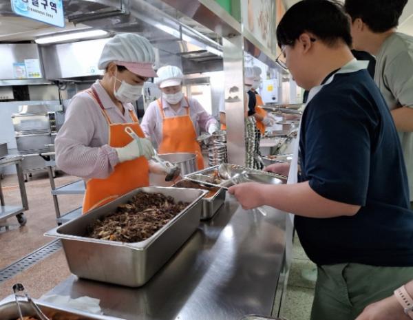 전국한우협회 공주시지부, 관내 학교급식에 한우 지원 기사 이미지