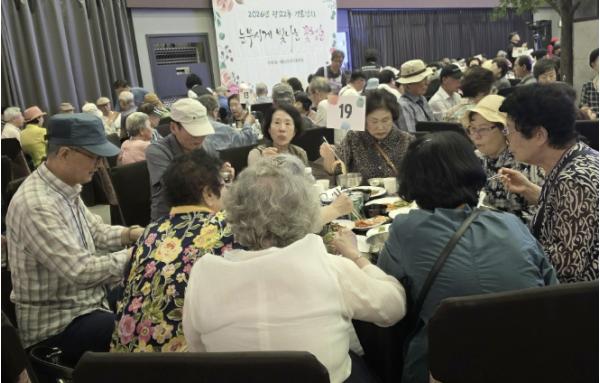 수원시 영통구 광교2동, '눈부시게 빛나는 꽃청춘, 광교2동 경로잔치' 성료 기사 이미지