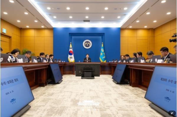 이재명 대통령 '수도권 일극체제 극복 위해 전략 산업 다극화 필수' 기사 이미지