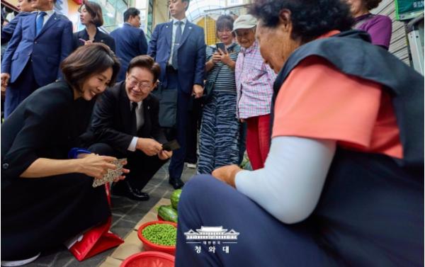 이재명 대통령 부부, 수원 팔달문시장 방문 기사 이미지